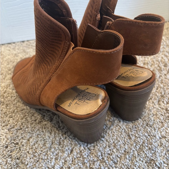 Women’s Tan Suede Peep-Toe Block Heel Booties - Unbranded - Picture 3 of 3